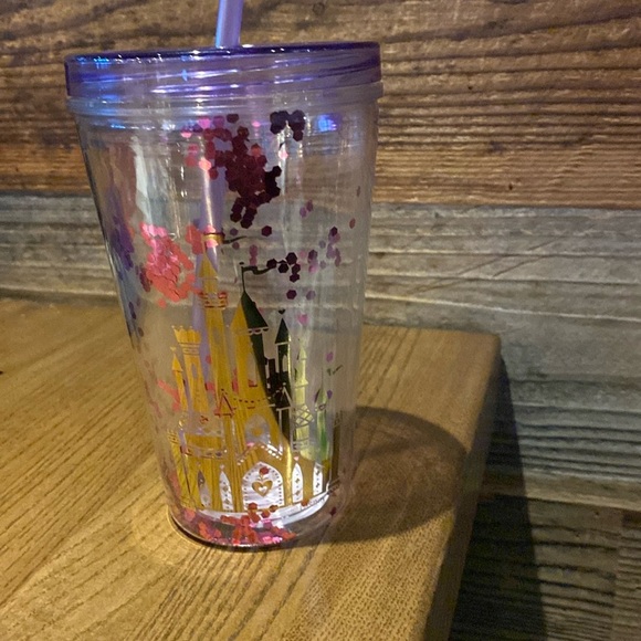 Castle tumbler with confetti and straw. - Picture 1 of 2